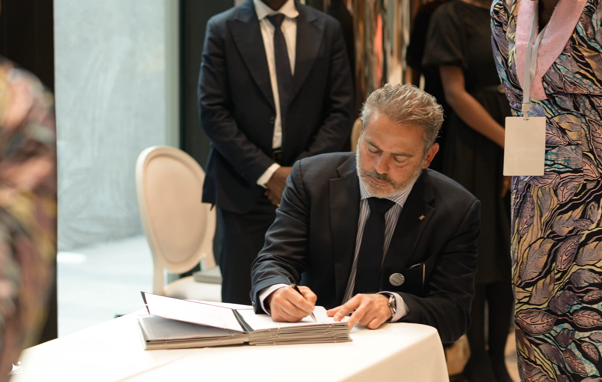 Un représentant des partenaires signe le mémorandum.