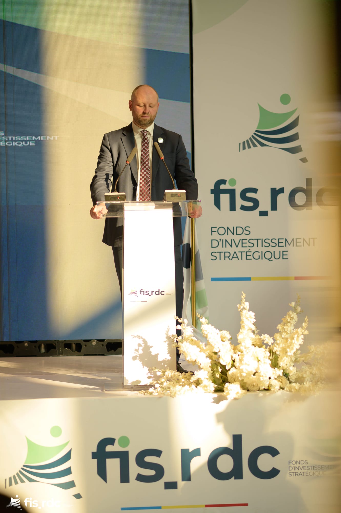 Allocution d’un représentant des partenaires devant le visuel du FIS-RDC.