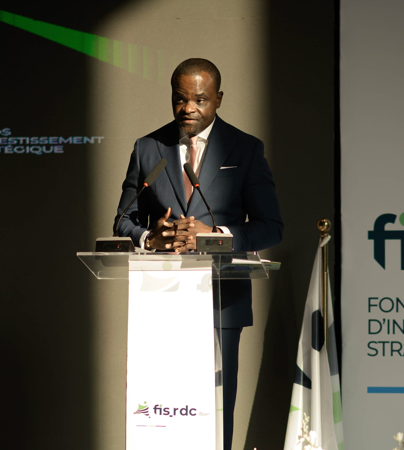Émile OSUMBA, Directeur Général du FIS-RDC, au pupitre lors de la cérémonie.