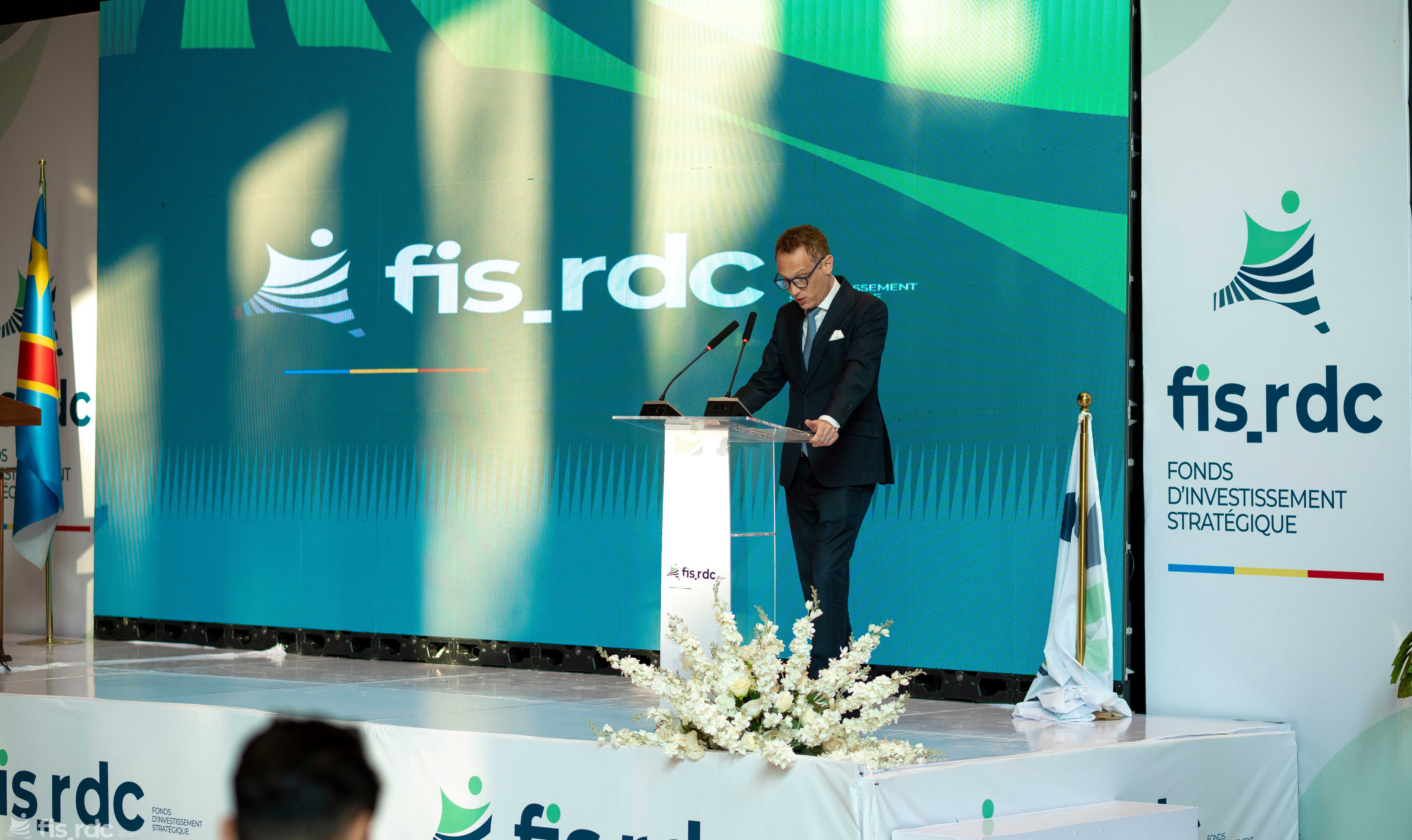 Un représentant des partenaires s’exprime devant l’écran géant du FIS-RDC.
