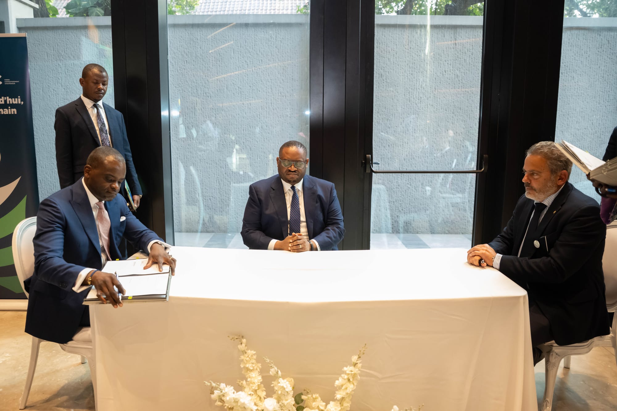 Signature du mémorandum KKIP à la table officielle, au Centre des Congrès de Kinshasa.